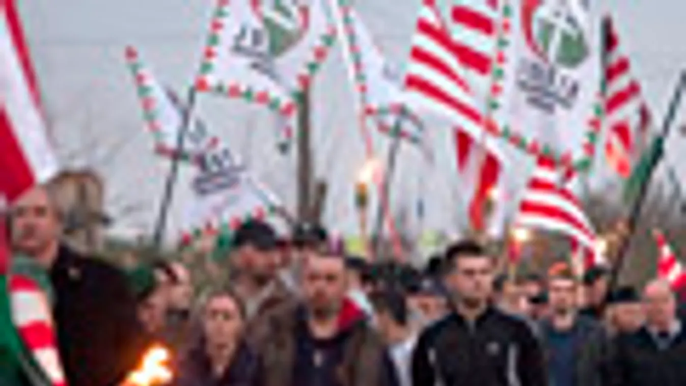 A Jobbik Hejőszalontán demonstrált fáklyás felvonulással  