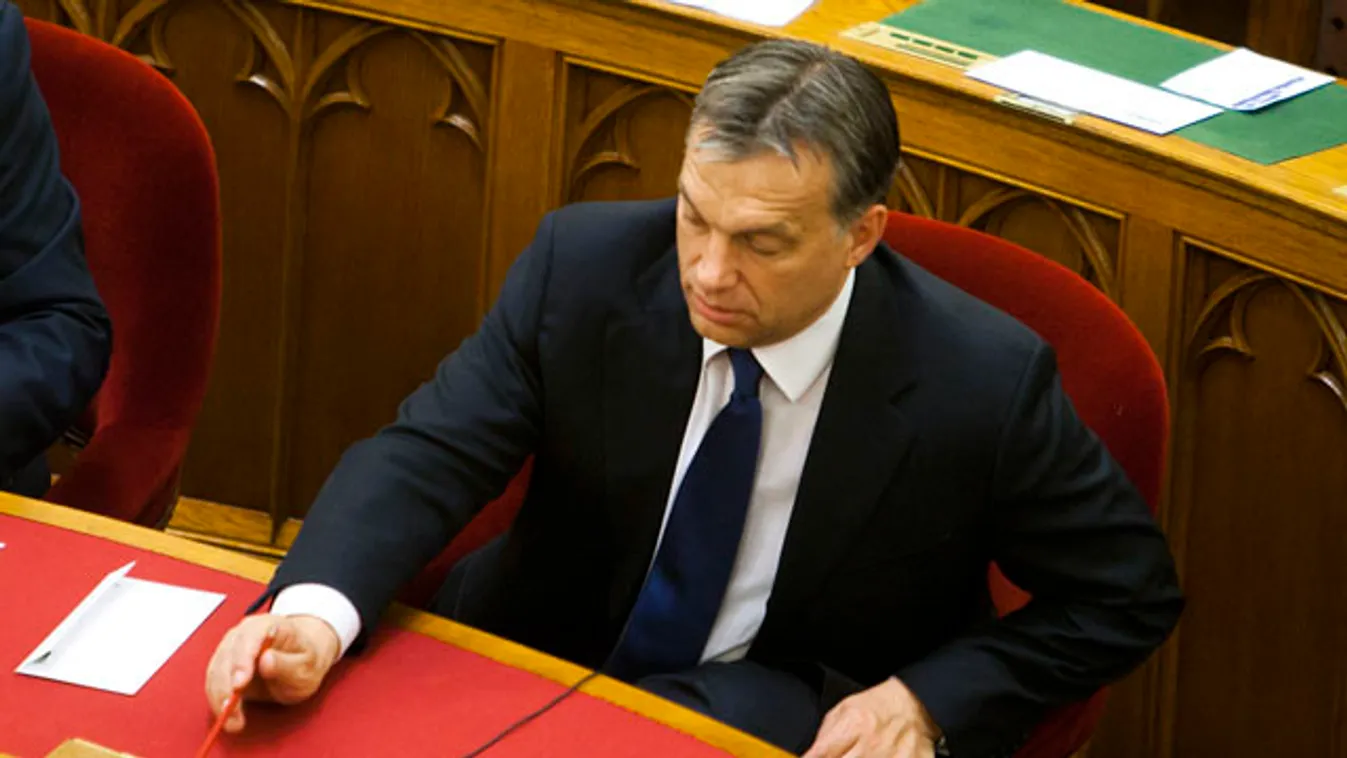 Orbán Viktor szavaz