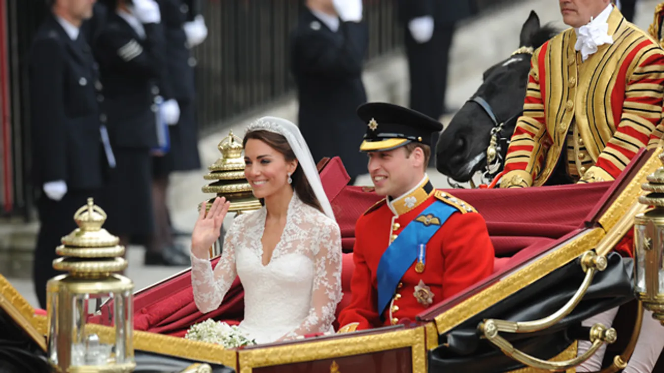  brit uralkodóház, Vilmos herceg esküvője, Egyesült Királyság, brit uralkodóház, Vilmos herceg esküvője, Egyesült Királyság, Vilmos herceg és Katalin hercegné hintóból köszönti a tömeget 

