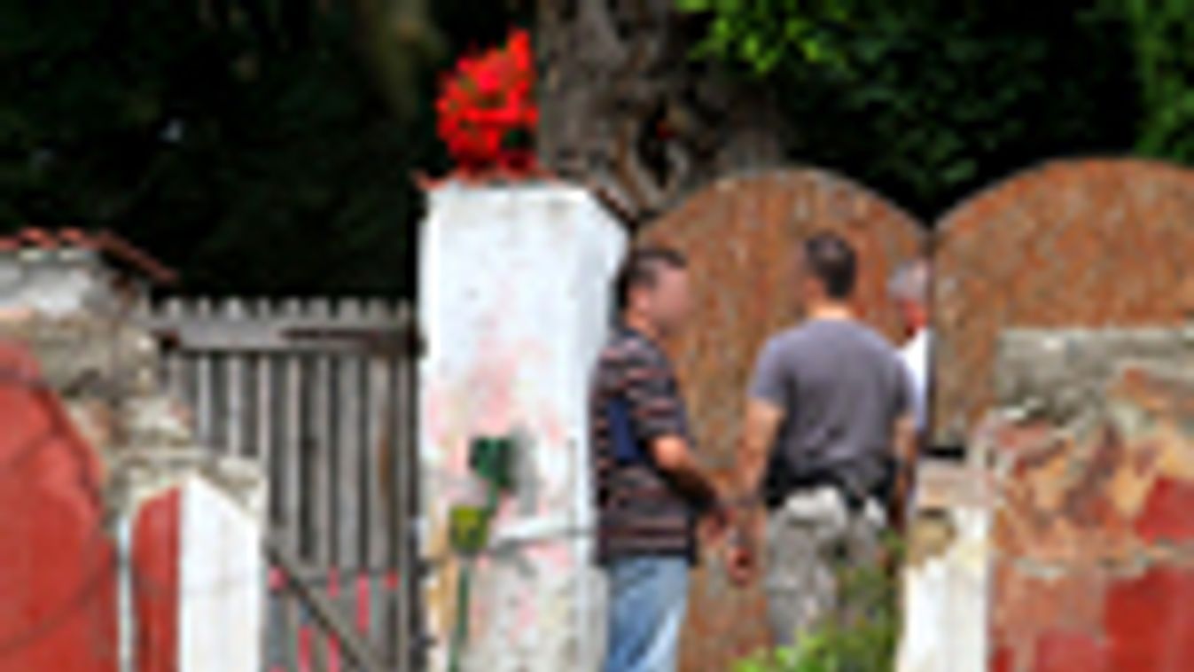 Putnok, rendőrök helyszínelnek egy romák lakta háznál, ahol állítólag a kerítésbe lőttek szerda éjszaka