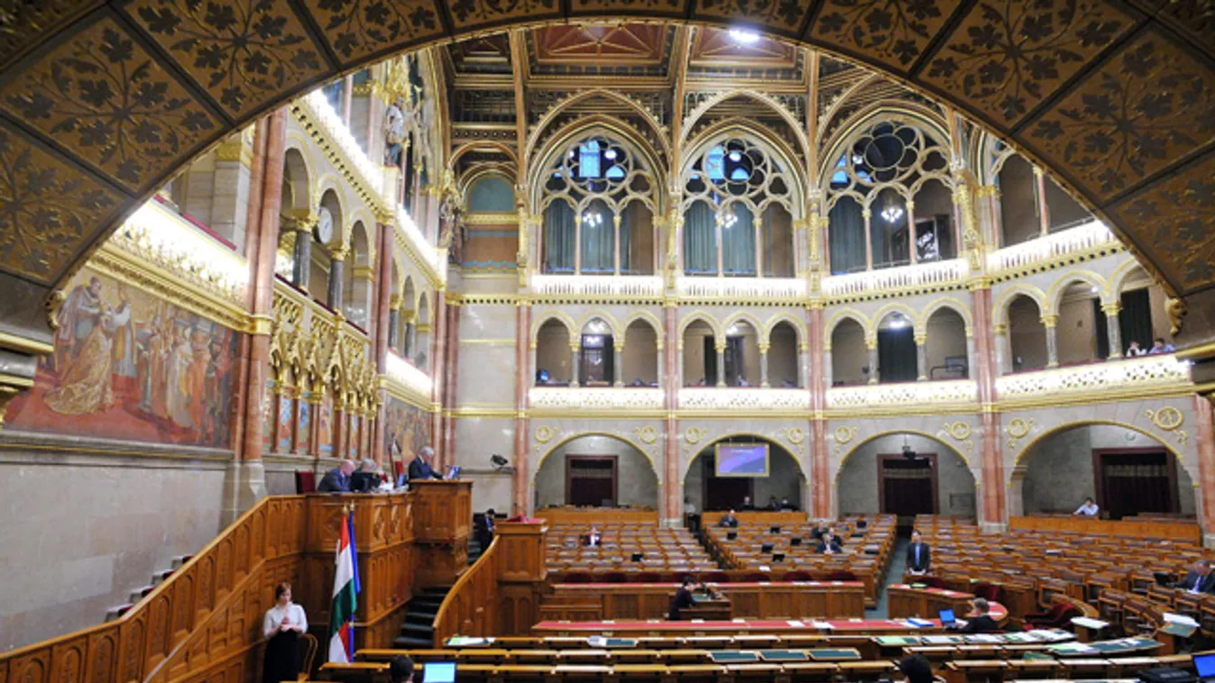üres ülésterem a parlament Magyar Köztársaság Alkotmányáról szóló 1949. évi XX. törvény módosításáról szóló törvényjavaslat részletes vitájában