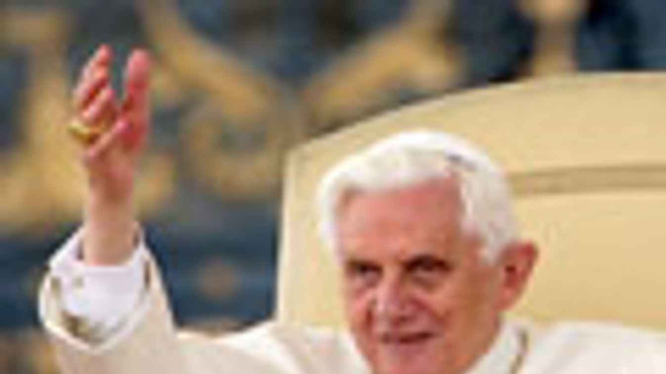 XVI. Benedek pápa heti rendes audienciáján a vatikáni Szent Péter téren
