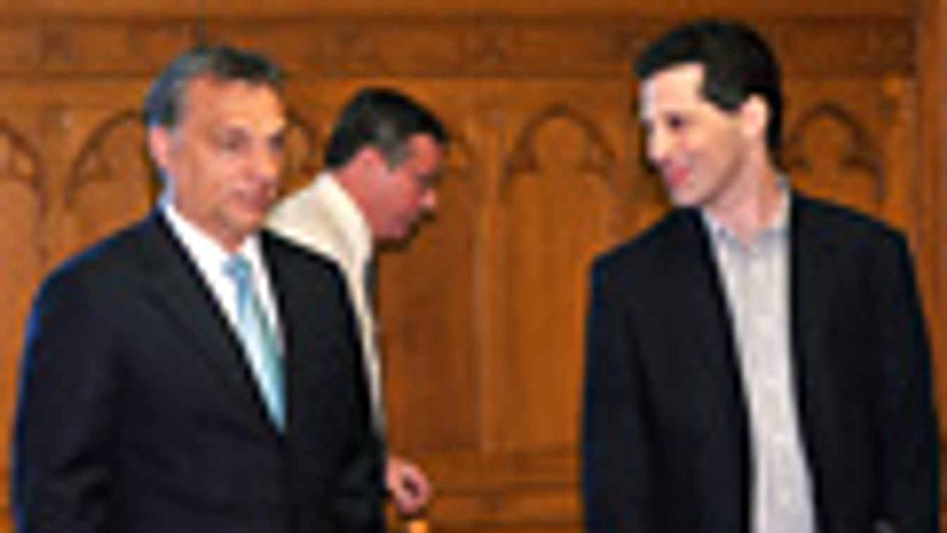 Schiffer András, a Lehet Más a Politika (LMP) frakcióvezetője (j) fogadja Orbán Viktor miniszterelnököt (b) az LMP parlamenti frakciójának ülésén az Országházban