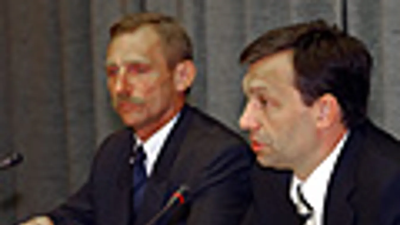 Pintér Sándor egykori belügyminiszter és Orbán Viktor egykori miniszterelnök a New York-i terrortámadások kapcsán tartott rendkívüli ülésen