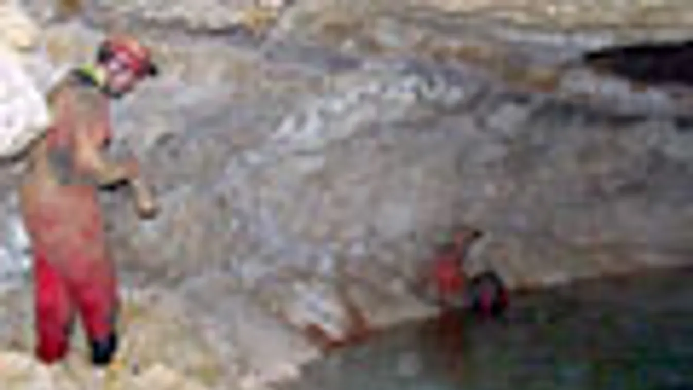 Magyarország legnagyobb barlangi tavait fedezték fel a tapolcai Berger Károly-barlangban, barlangi tó, Tapolcai Plecotus Barlangkutató Csoport