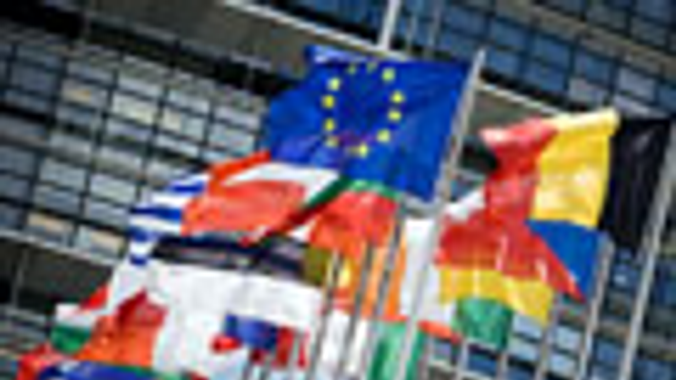 Strasbourg, Strasburg, Európai Parlament épülete előtt álló zászlók