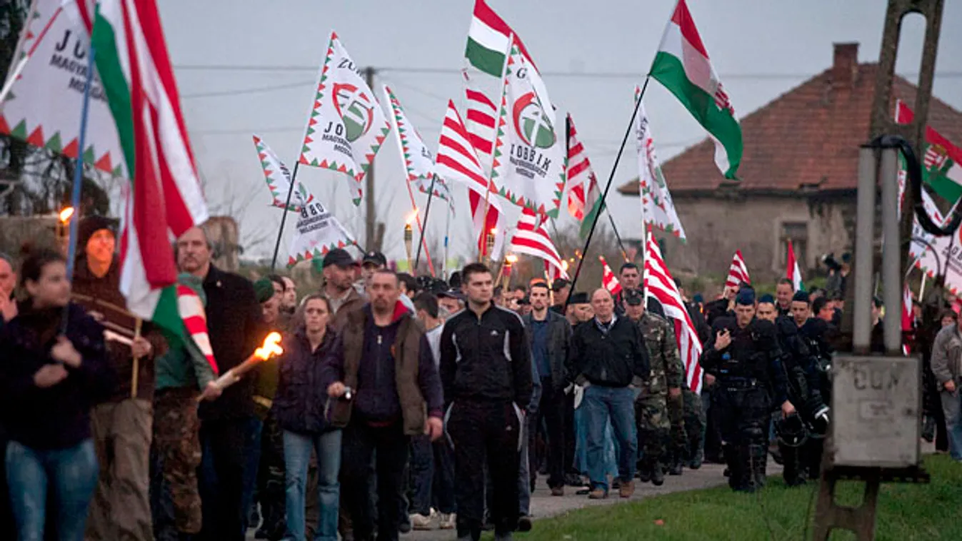 A Jobbik Hejőszalontán demonstrált fáklyás felvonulással 