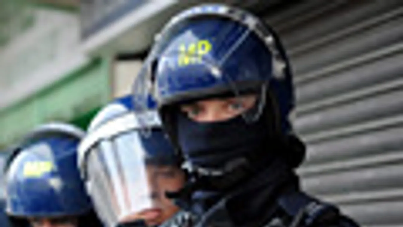 London, fosztogatás, utcai harc, rohamrendőrök készülnek házkutatáshoz