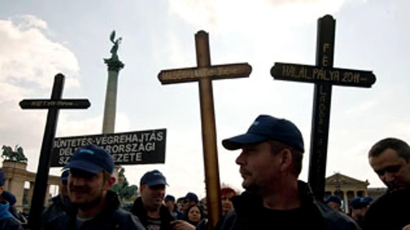 Rendvédelmi erők 24 órás tüntetése, demonstrációja, Fegyveres és Rendvédelmi Dolgozók Érdekvédelmi Szövetsége, Rendészeti és Közigazgatási Dolgozók Szakszervezete, Hősök tere