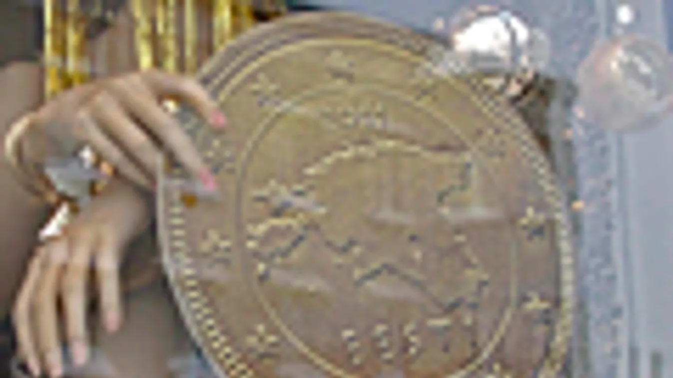 Észtországban bevezetik az Eurót, Euróérmét tart a kezében egy próbababa egy észt kirakatban