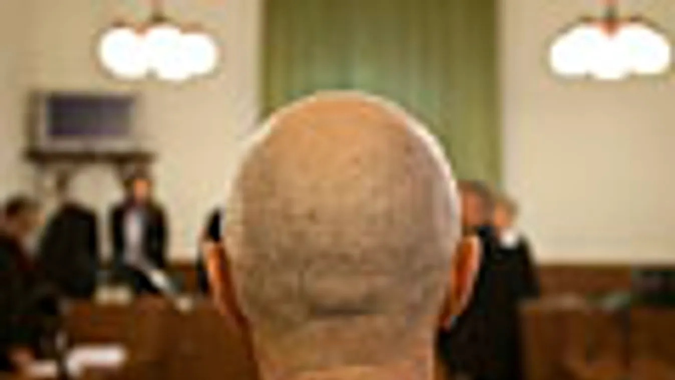 Jozef Rohac (háttal) hallgatja az ítéletet a Fővárosi Bíróságon, ahol első fokon felmentették az előre kitervelten elkövetett emberölés kísérlete vádja alól