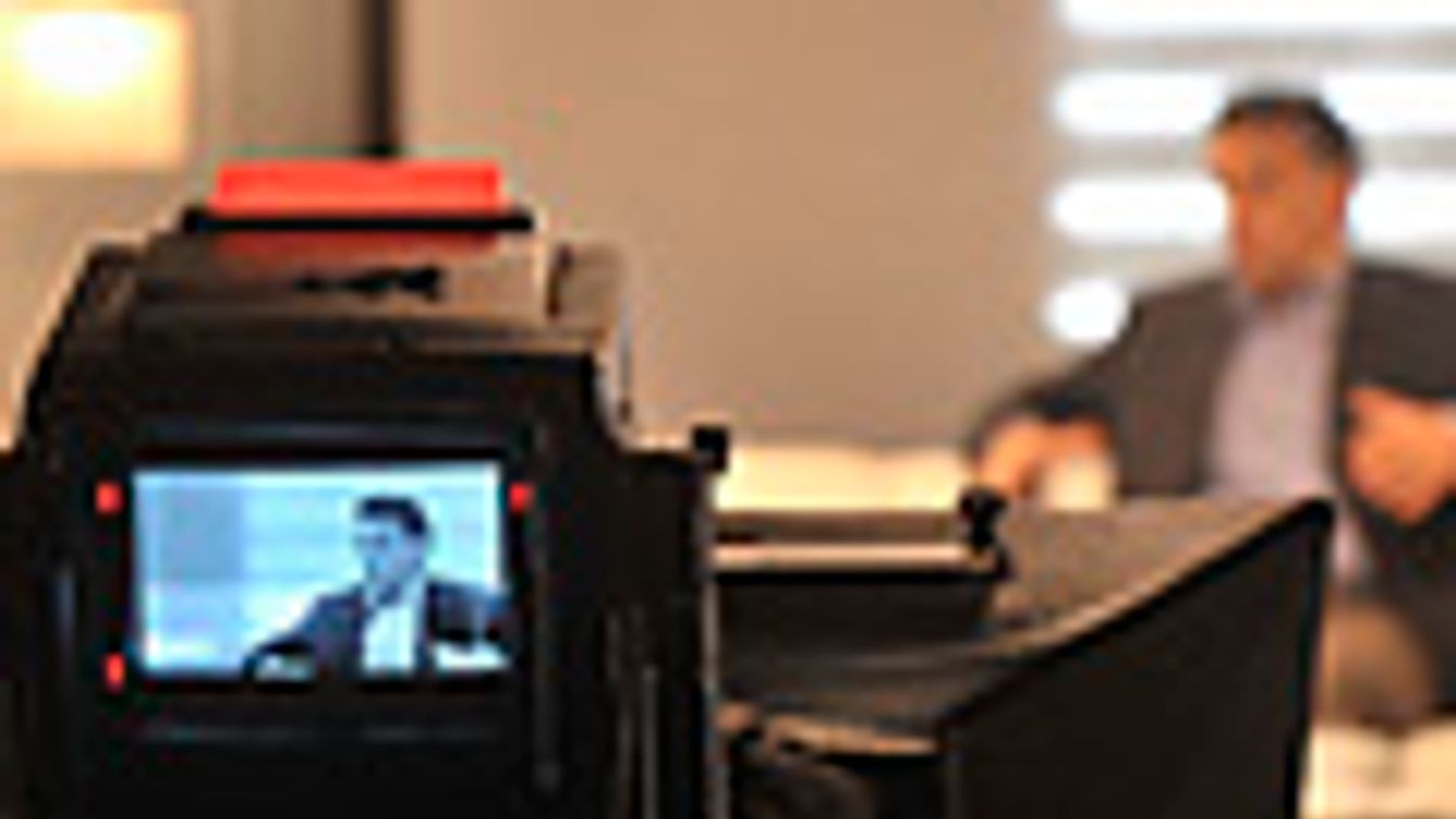 médiatörvény, stúdió, kamera, Orbán Viktor a Reggel című műsorstúdiójában