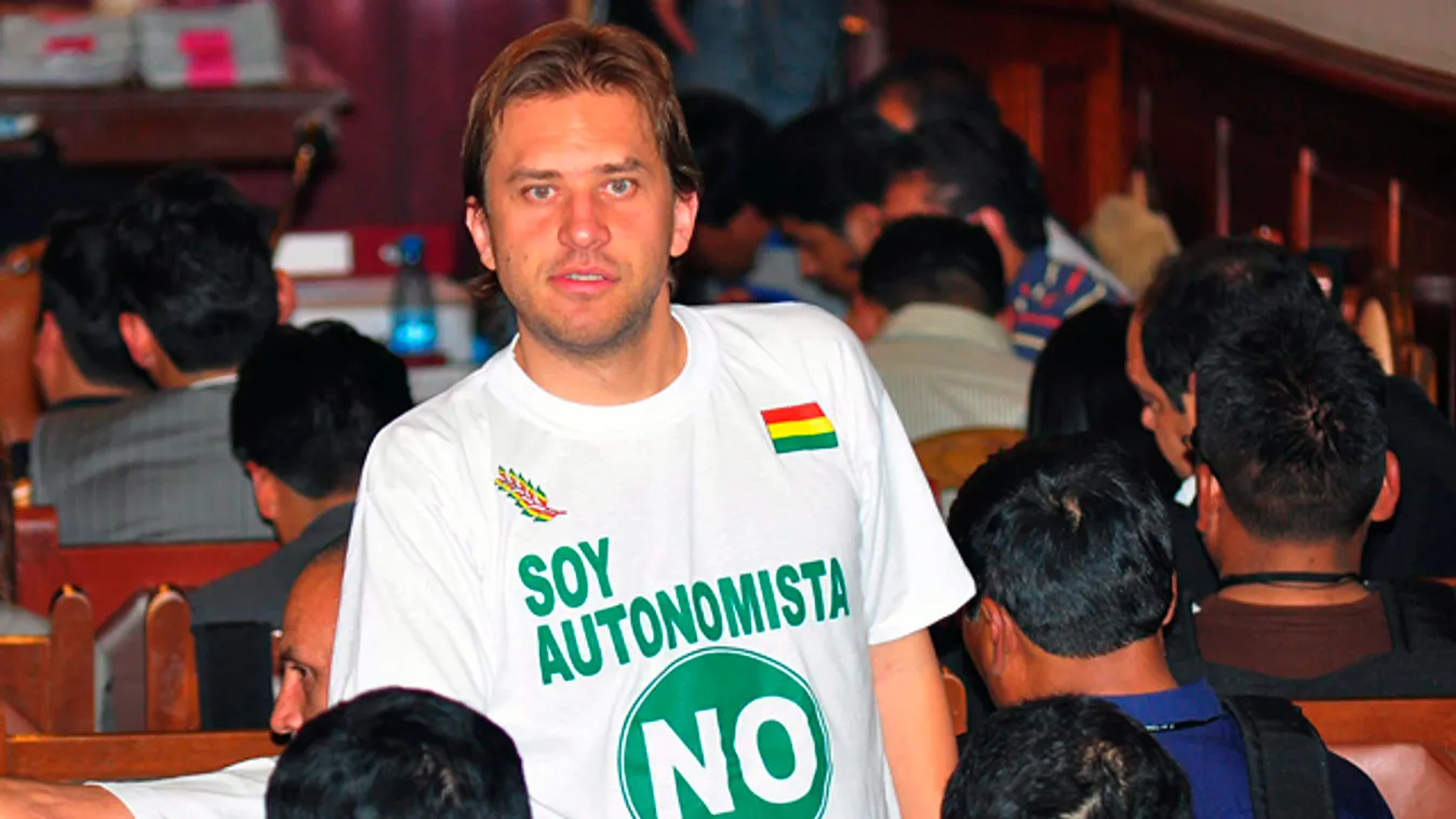 Tóásó Előd és vádlott-társai &#8222;Autonomista vagyok, nem terrorista&#8221; feliratú pólókban, előzetes meghallgatás, Cochabamba