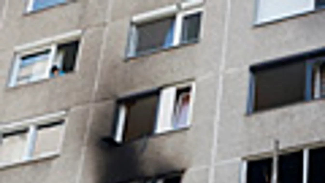 tűz, paneltűz, kiugrott égő lakásából egy nő, Zsókavár utca