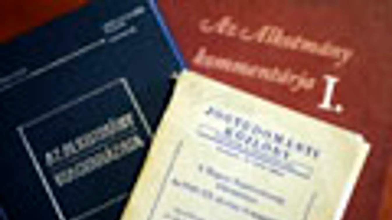 alkotmány, alkotmányozás, az 1949. évi alkotmány egyik első kiadása és az alaptörvénnyel foglalkozó szakkönyvek az Országgyűlési Könyvtárban.