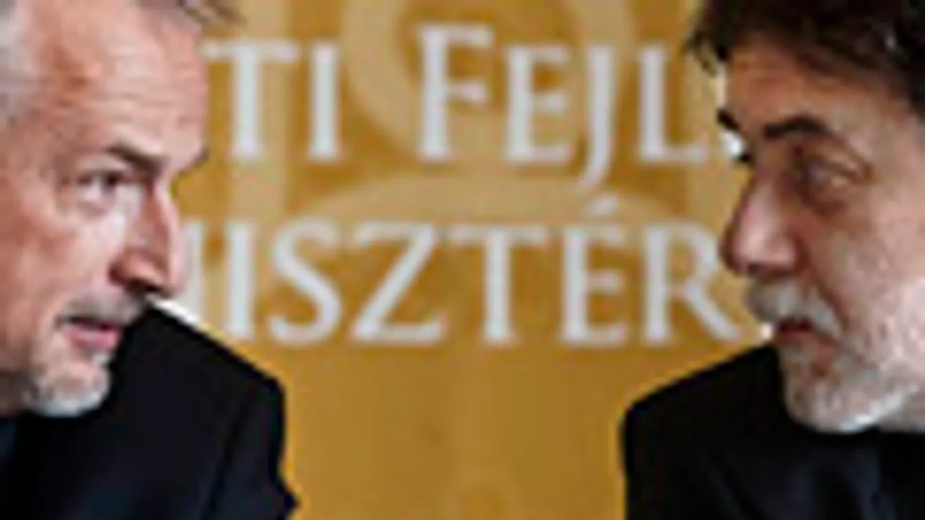 Hernádi Zsolt, a Mol elnök-vezérigazgatója (b) és Fellegi Tamás nemzeti fejlesztési miniszter beszélget az állami Mol-részvényvásárlás kapcsán tartott sajtótájékoztatójukon