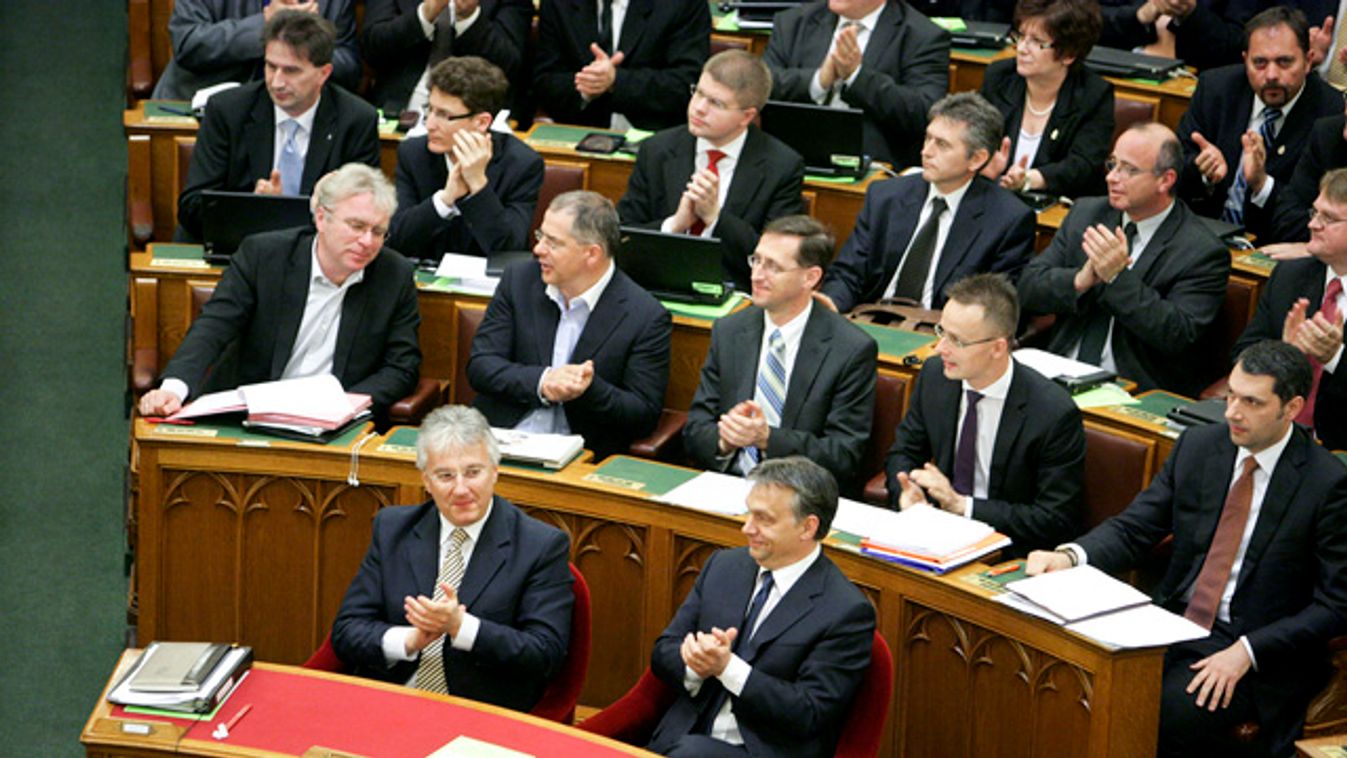 Kép leírása: parlament, alkotmányozás, szavazás az új alaptörvényről, vita, jszavazás, Orbán Viktor, Semjén Zsolt
