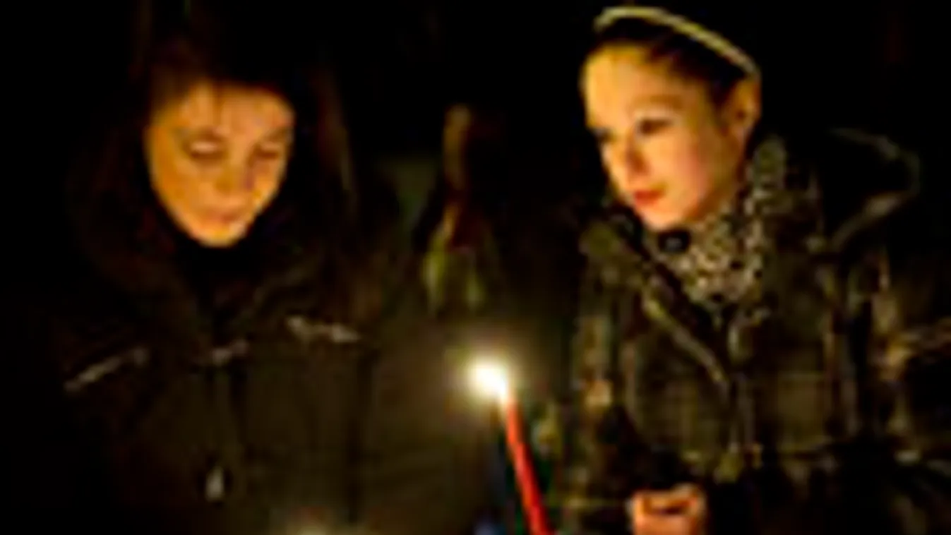 Nyugati téri megemlékezés, West Balkán diszkóban éjszaka három fiatal lány vesztette életét. Eddig tisztázatlan okból a többezres tömegben pánik tört ki, a diszkóból menekülők vélhetően agyontaposták társaikat