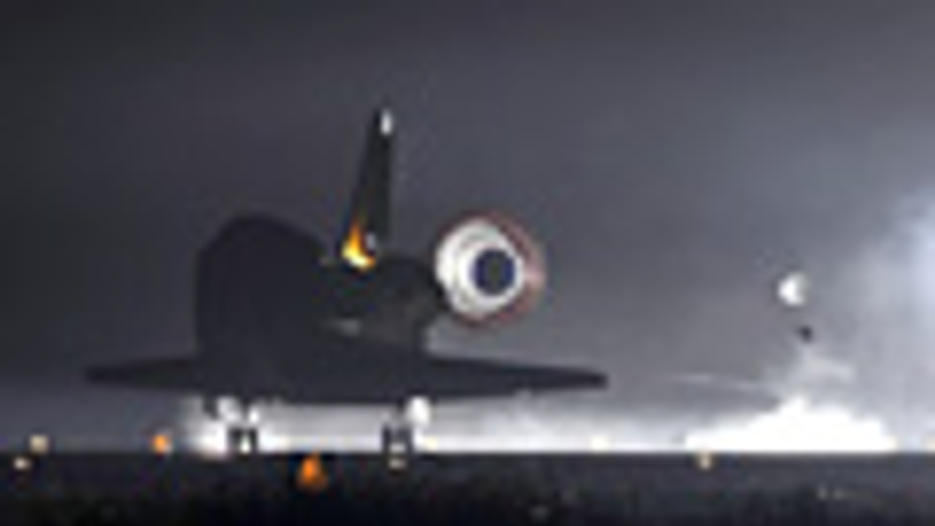 Az Endeavour űrsikló leszáll a Kennedy Úrközpontban, utolsó útját tette meg