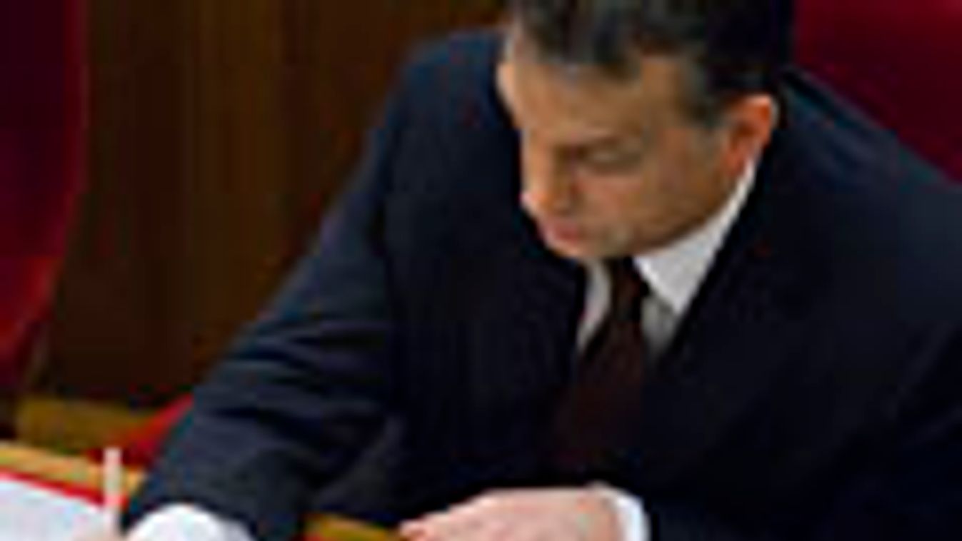 Orbán Viktor jegyzetel, preambulum, alkotmány