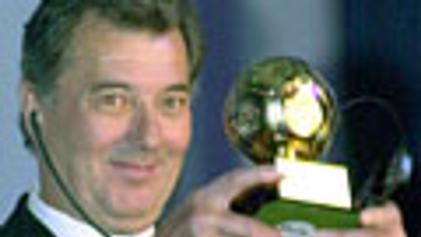 Roger Lemere a 2000-es év legsikeresebb fociedzőjének járó díjjal