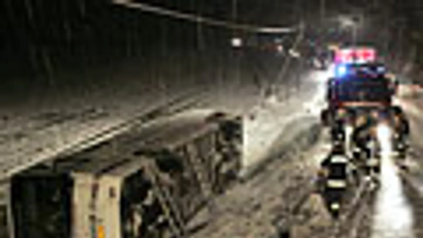 a 74-es úton, Zalaegerszeg felől Nagykanizsa irányába haladó autóbusz a havas úton megcsúszott, az árokba szaladt és oldalára borult Bak közelében