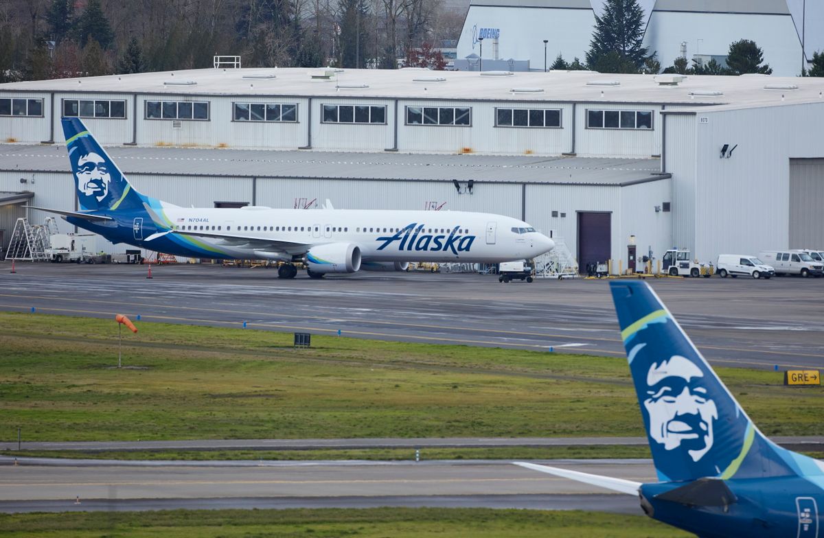 Portland, 2024. január 8.
Az Alaska Airlines balesetet szenvedett, 737 MAX 9-es típusú utasszállító repülőgépe az Oregon állambeli Portland repülőterén 2024. január 6-án. Előző nap a Portlandből a kaliforniai Ontario felé tartó gép törzséből 5 ezer méter 