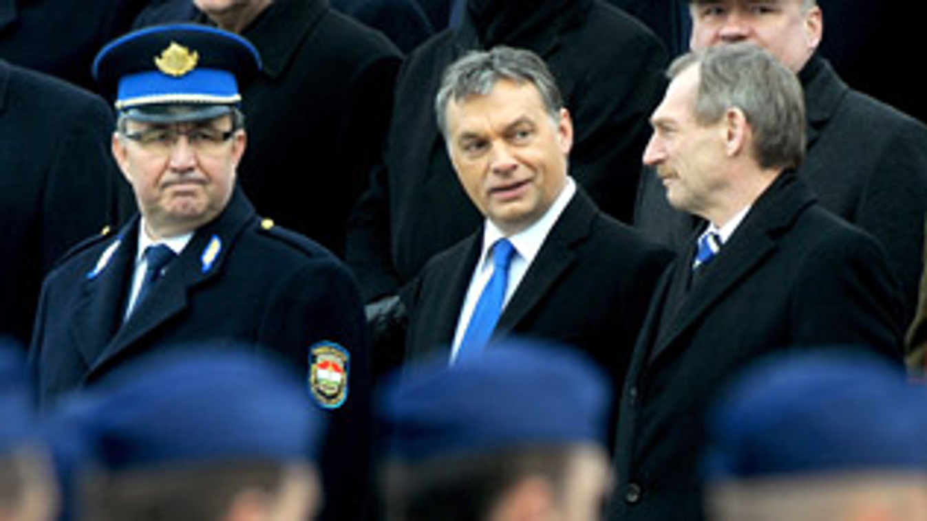 Orbán Viktor miniszterelnök és Pintér Sándor belügyminiszter beszélget a próbaidős tiszthelyettes rendőrök ünnepélyes eskütételén . Balra Hatala József országos rendőrfőkapitány.