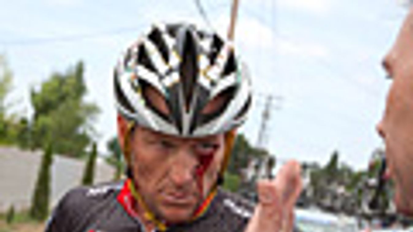 Lance Armstrong kerékpáros esett a Tour of California versenyen