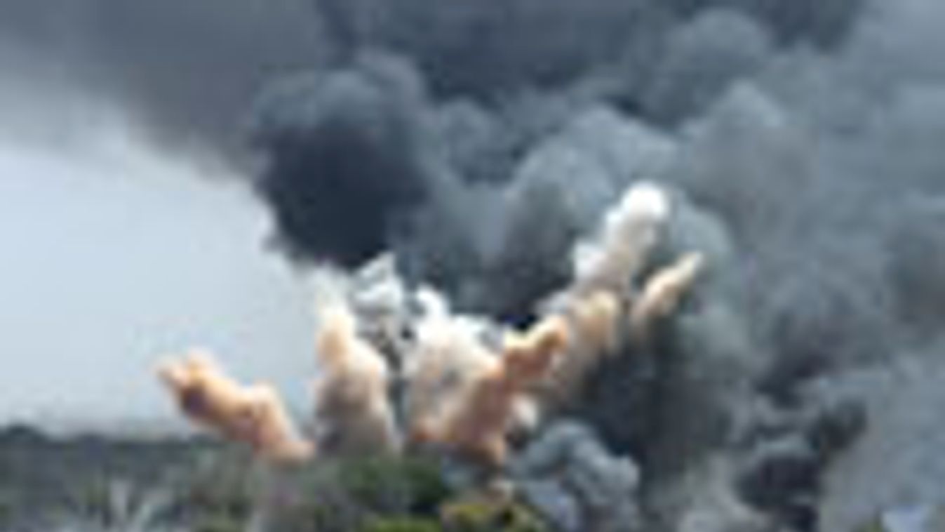 Füst száll fel az égre egy NATO légi csapást követően a líbiai fővárosban, Tripoliban.