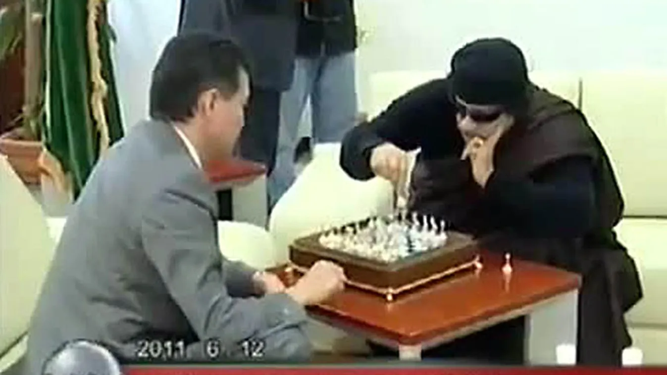Moammer al-Kadhafi líbiai vezető Kirszan ILJUMZSINOV-val, a Nemzetközi Sakkszövetség (FIDE) elnökével játszik egy partit