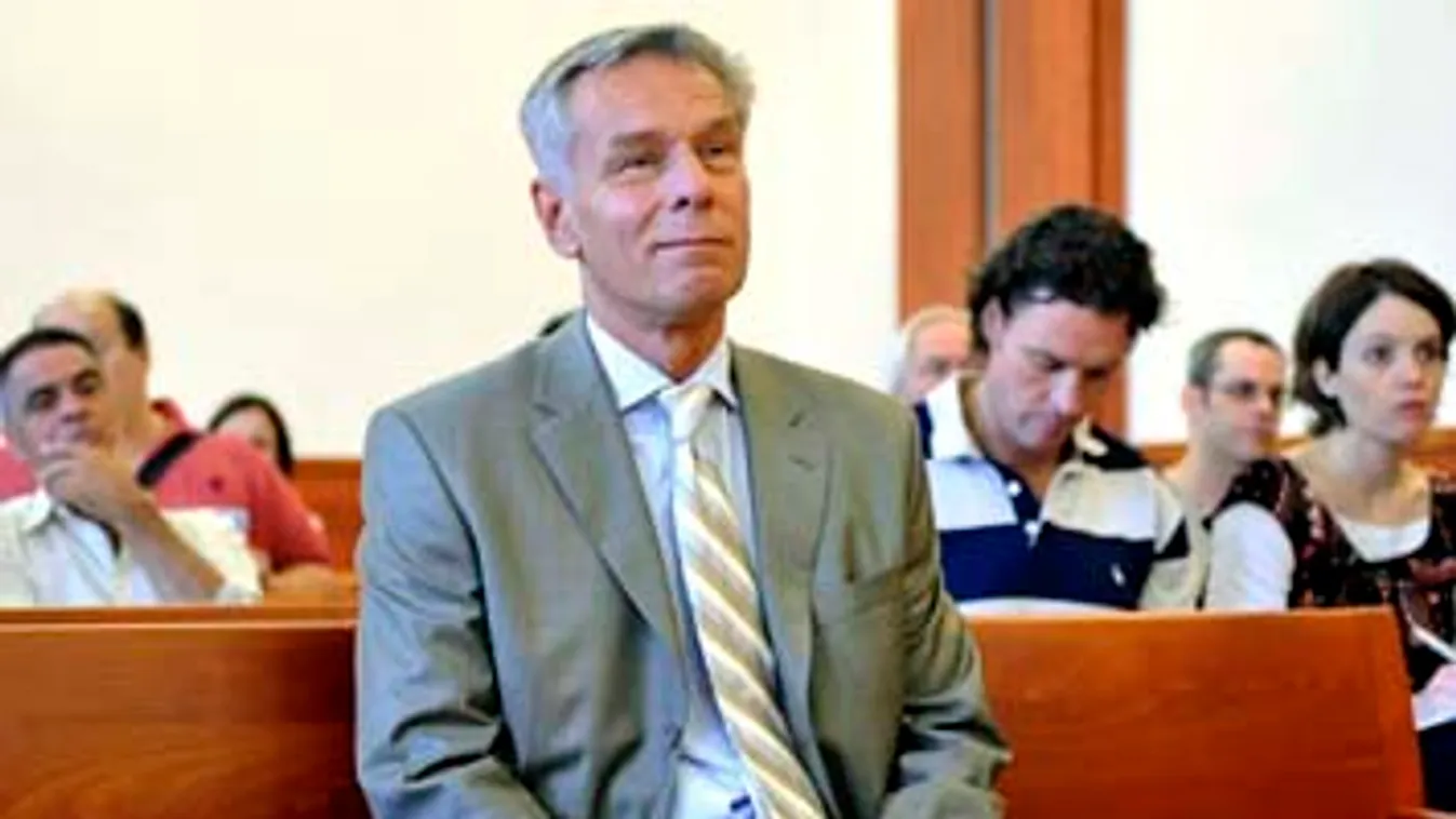 Szilvásy György volt titokminiszter a vádlottak padján az UD Zrt.-vel összefüggésben megvádolt politikusok büntetőperének tárgyalásán, Pesti Központi Kerületi Bíróság