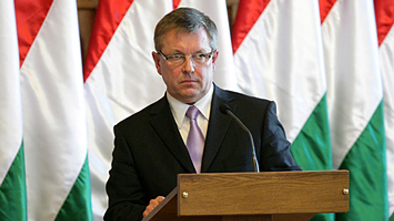 Matolcsy György nemzetgazdasági miniszter és Szijjártó Péter, a miniszterelnök szóvivője sajtótájékoztatót tartott a megszorításokról 