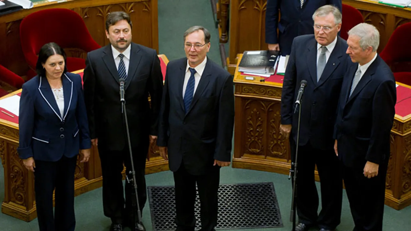 Parlament, országgyűlés, plenáris ülés, az új alkotmánybírák leteszik esküjüket