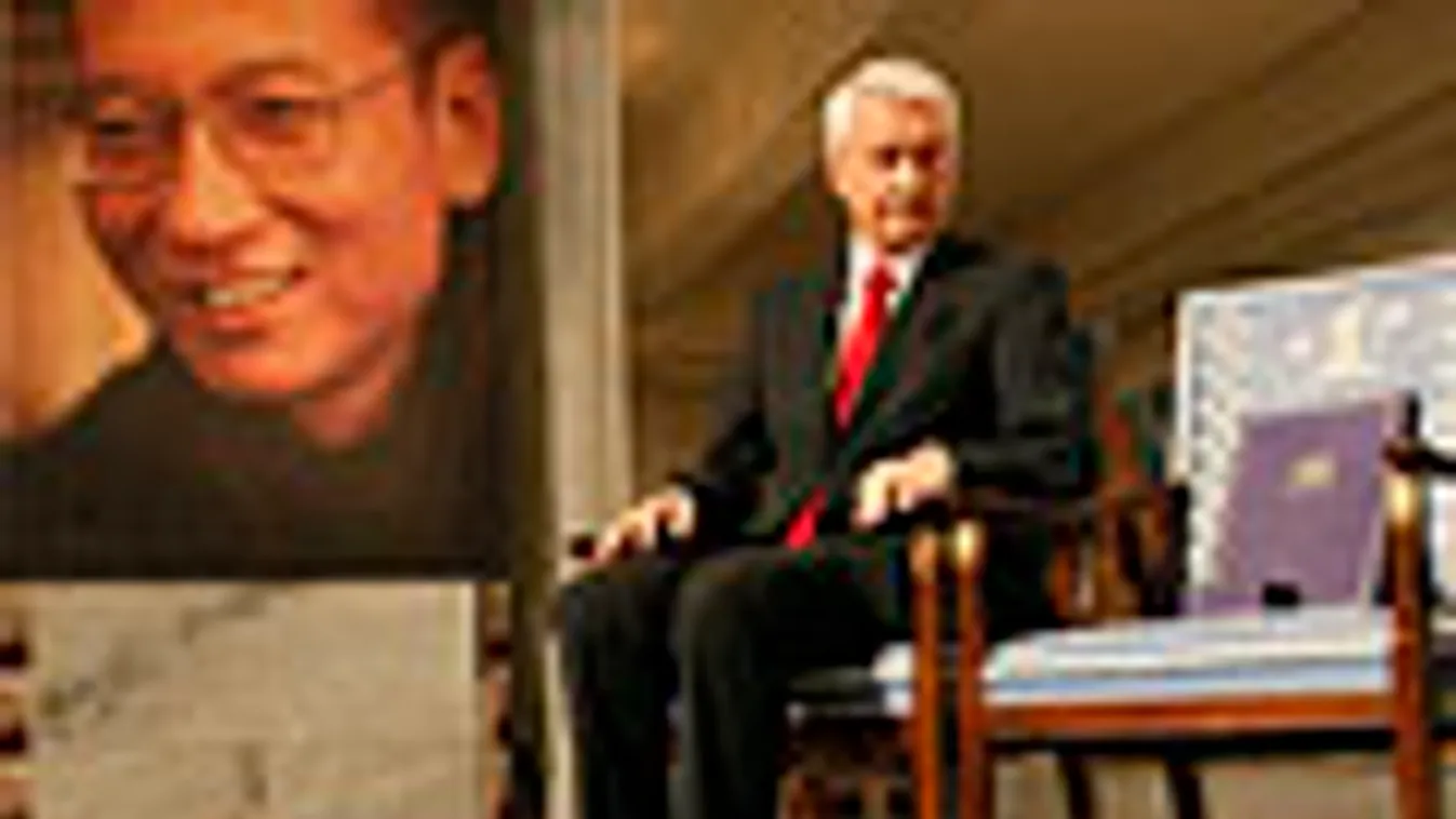 Thorbjörn JAGLAND, a norvég Nobel-békedíj Bizottság elnöke egy üres székre helyezte a Nobel-emlékérmet, amikor jelképesen átadta a Nobel-békedíjat Liu Hsziao-po (Liu Xiaobo) bebörtönzött kínai ellenzékinek