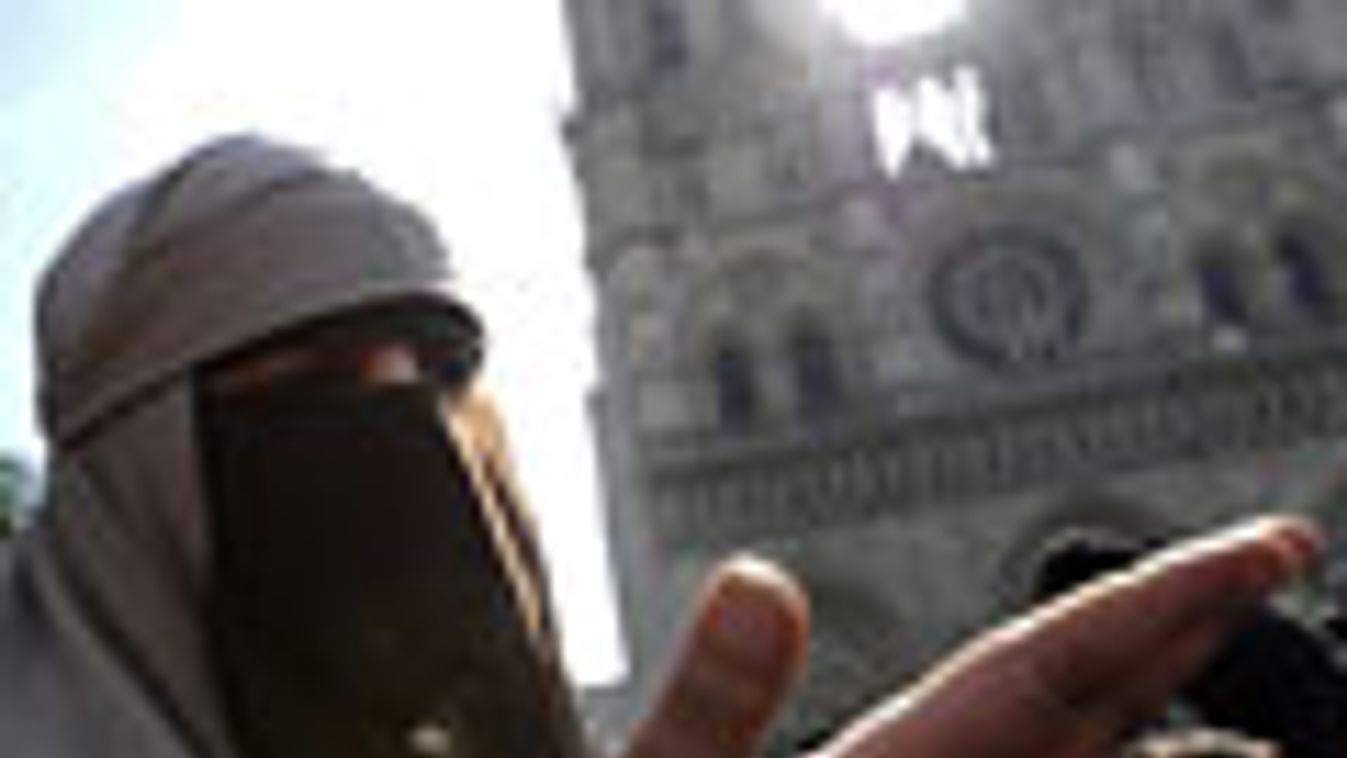 francia burkatörvény, életbe lépett a teljes arcot elfedő fátylak viselésének tilalma Franciaországban, Kenza Drider tiltakozik a Notre Dame előtt, 2011.04.11.