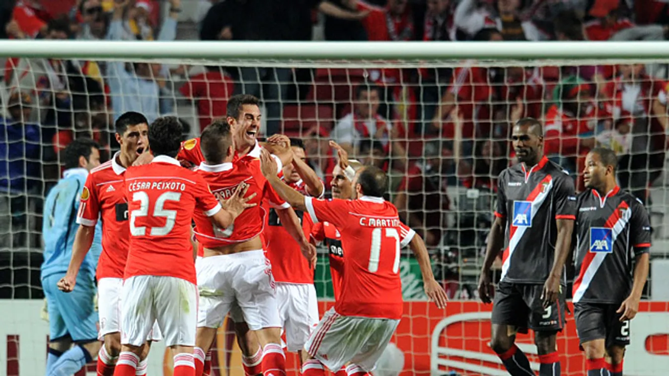 A Benfica játékosai örülnek, balra a Sporting Braga labdarúgói, luzitánok