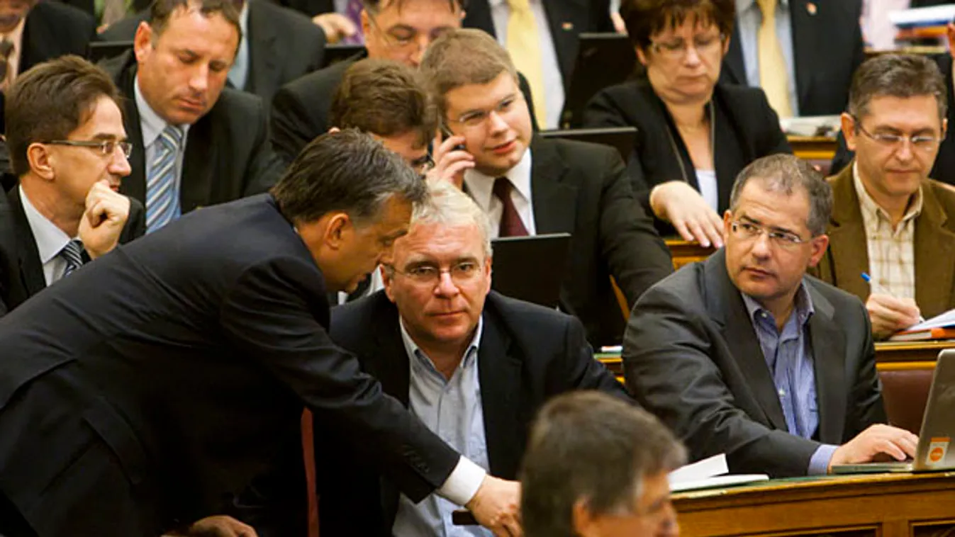 Orbán Viktor, Pokorni Zoltán, Kósa Lajos, országgyűlés, parlament, az Alkotmánybíróság jogait korlátozó javaslat szavazása