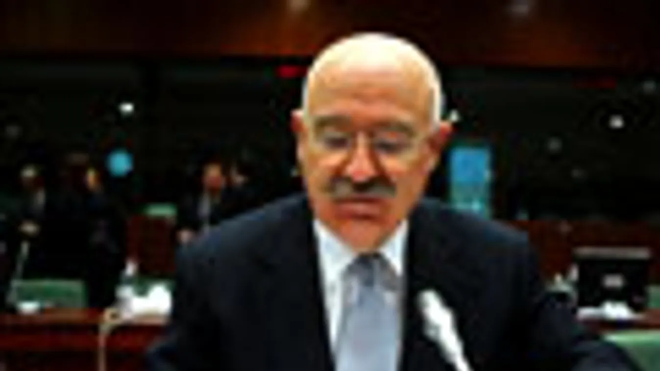Martonyi János magyar külügyminiszter, az Európai Unió Külügyminiszteri Tanácsának soros elnöke aláír egy dokumentumot a tanács ülésének kezdetén az Európai Tanács brüsszeli épületében 2011. február 21-én. 