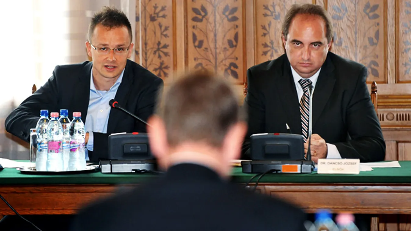 Dancsó József és Szijjártó Péter hallgatja Gyurcsány Ferencet az Országgyűlés számvevőszéki és költségvetési bizottságának a 2002-2010 közötti államadósság-növekedés okait vizsgáló albizottsága ülésén, az Országházban