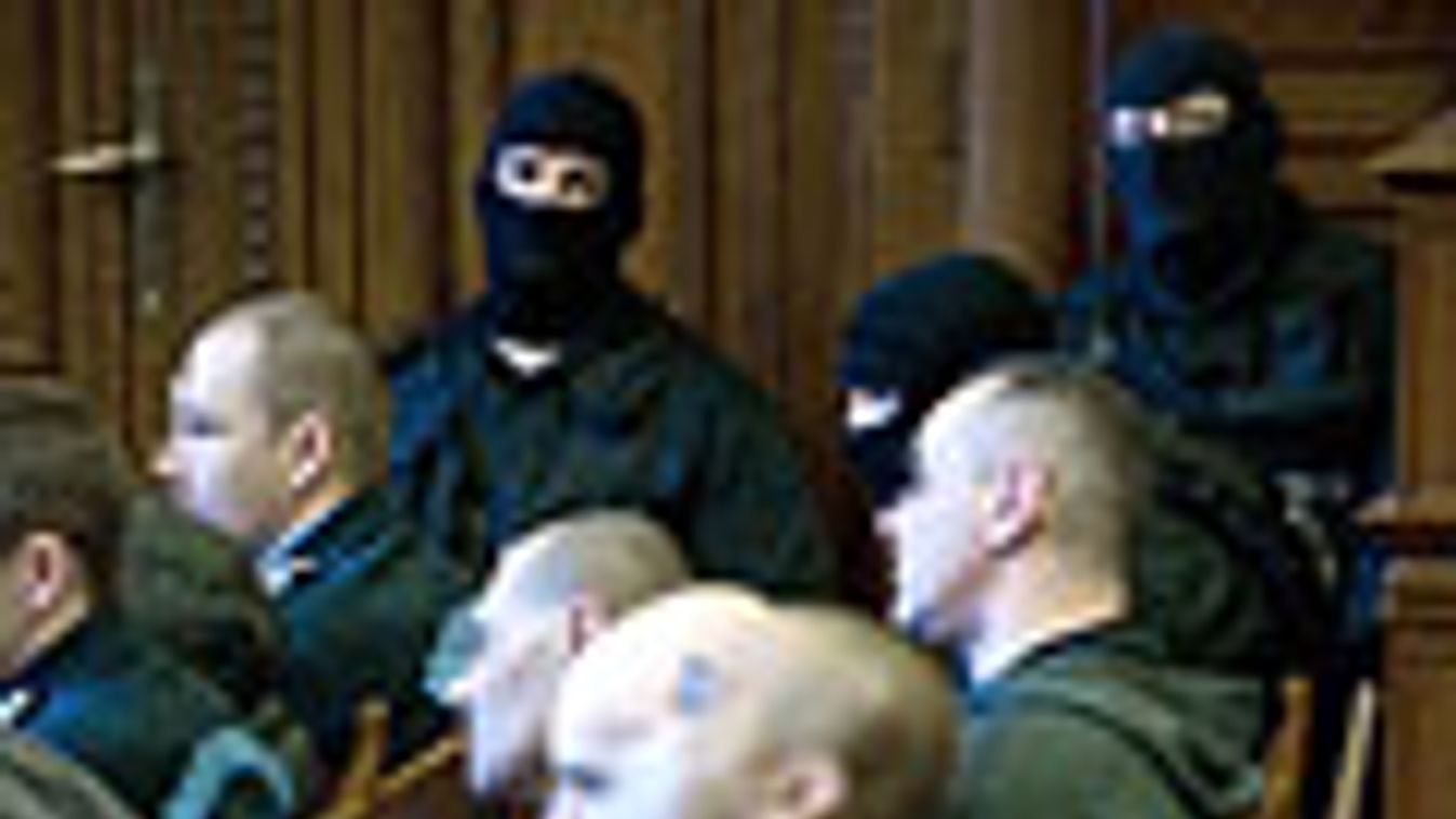 Kommandósok felügyelik a vádlottakat a fekete sereg néven ismertté vált csoport bűnszervezetben elkövetett emberölési kísérlet büntetőperének tárgyalásán, a Fővárosi Bíróság tárgyalótermében