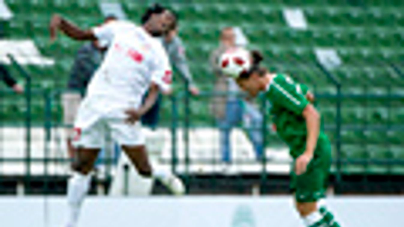 Samuel Fabrice Zokou, az örmény Ulisses (b) és Maróti Béla, a Ferencváros játékosa küzd a labdáért a labdarúgó Európa Liga selejtezőjének 1. fordulójában