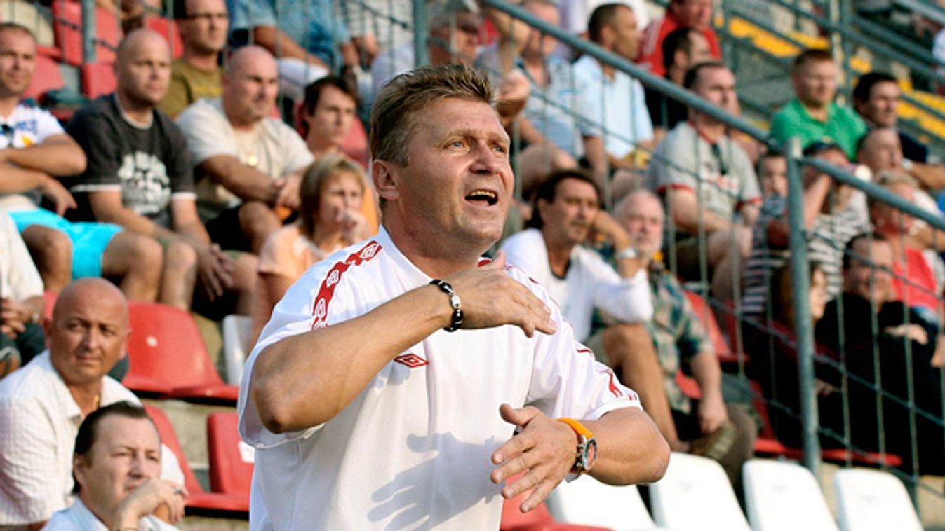 Détári Lajos a Sopron vezető edzője a lelátón a labdarúgó NB I, második fordulójában az FC Sopron-Budapest Honvéd mérkőzésen