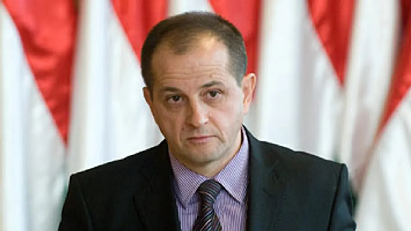 Budai Gyula miniszterelnöki megbízott sajtótájékoztatót tart a Miniszterelnökségen