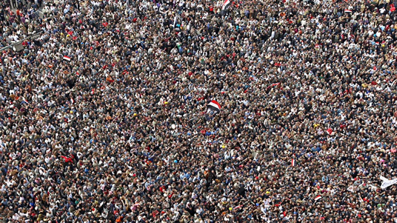 Tengernyi ember a Tahrir téren, egyiptomi forrongások, 2011.02.04.