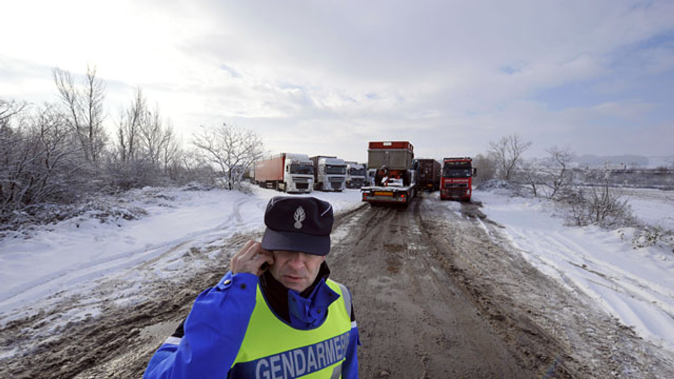 havazás európában, hó, téli időjárás, leállított kamionok Franciaországban, Lempdes-sur-Allagnonban