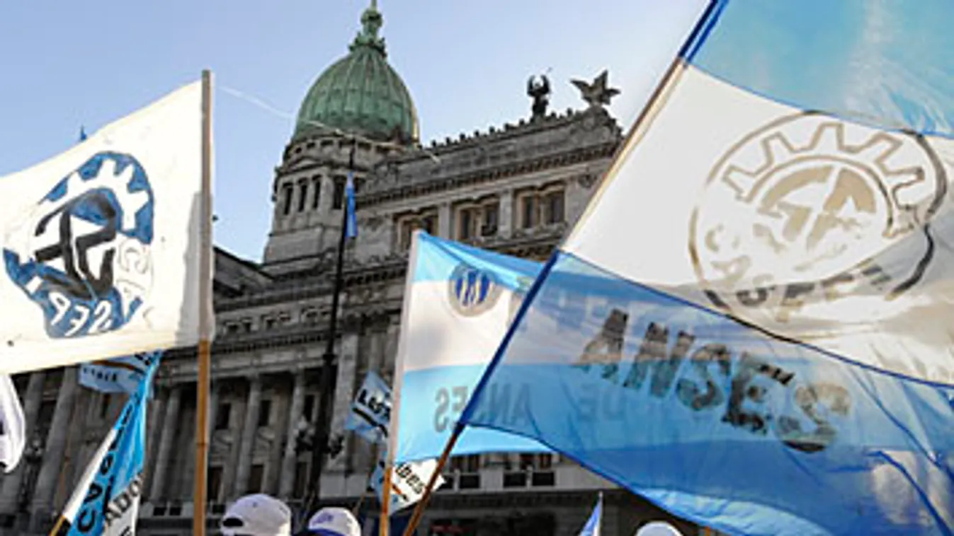 Cristina Fernandez de Kirchner argentin elnököt támogató tüntetők a kongresszus épülete előtt, államosítani akarják a magánnyugdíjpénztárakat, Argentína, államosítás