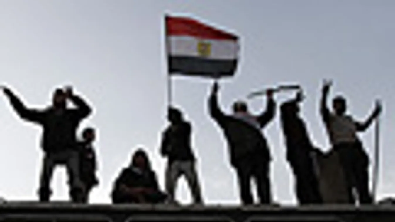 Egyiptom, Kairó, kormányellenes tüntetés, sérült tüntetők a Tahrír téren