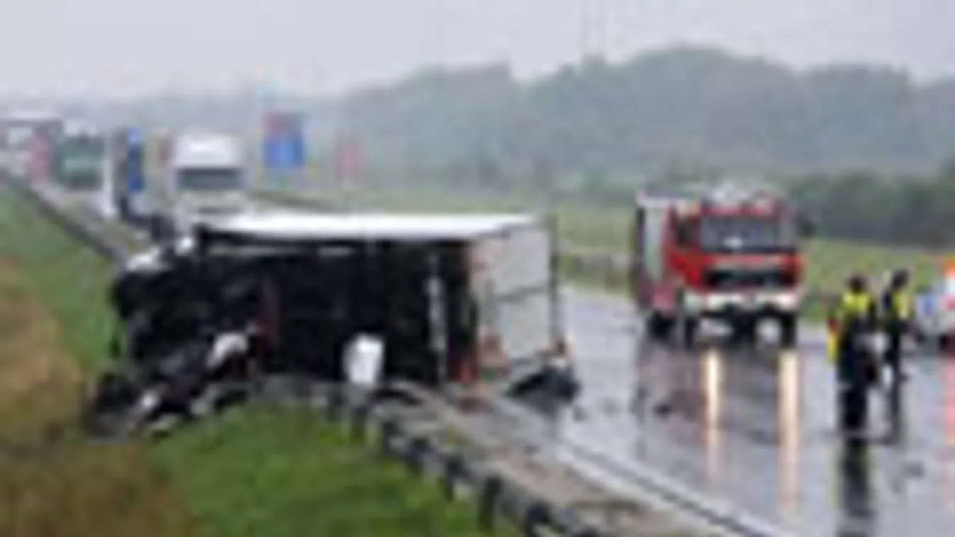 Halálos kamionbaleset az M70-es autóúton , frontálisan összeütközött egy román teherautó és egy olasz rendszámú gépkocsi, 