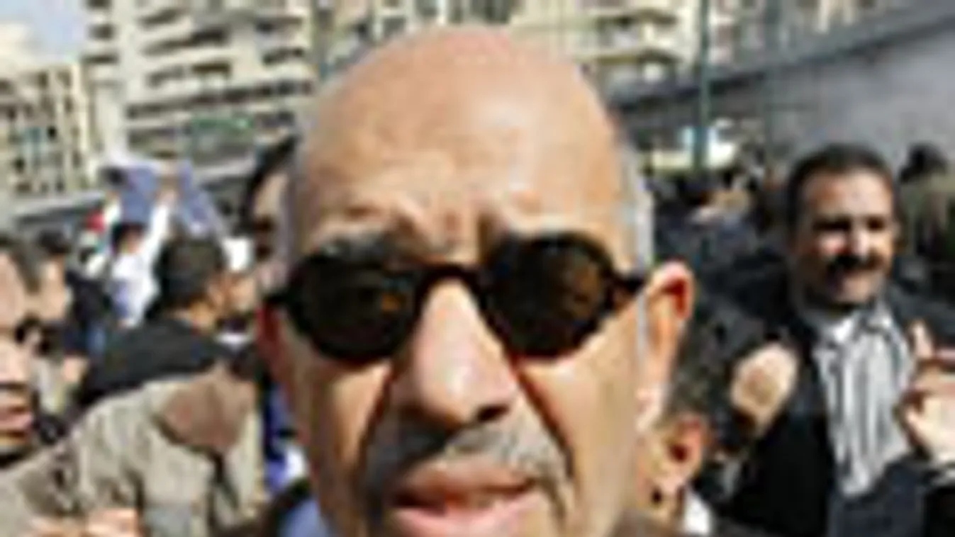 Mohamed el-Baradei, vezető egyiptomi ellenzéki alak, a Nemzetközi Atomenergia-ügynökség (NAÜ) korábbi főigazgatója tüntetők gyűrűjében Kairóban 2011. január 28-án